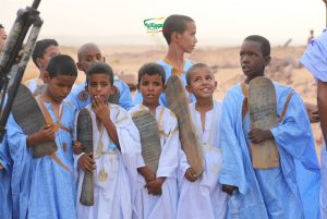 Jeunes élèves mauritaniens tenant des planches coraniques (louhas) d'une mahadra